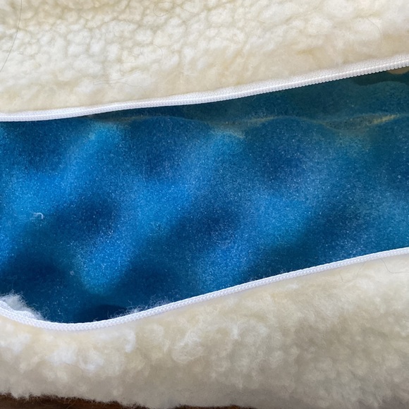Fleece type neck pillow, gently used - Picture 4 of 7